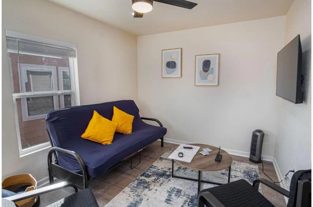 Adorable 2BR Guesthouse Close to Riverwalk and DT