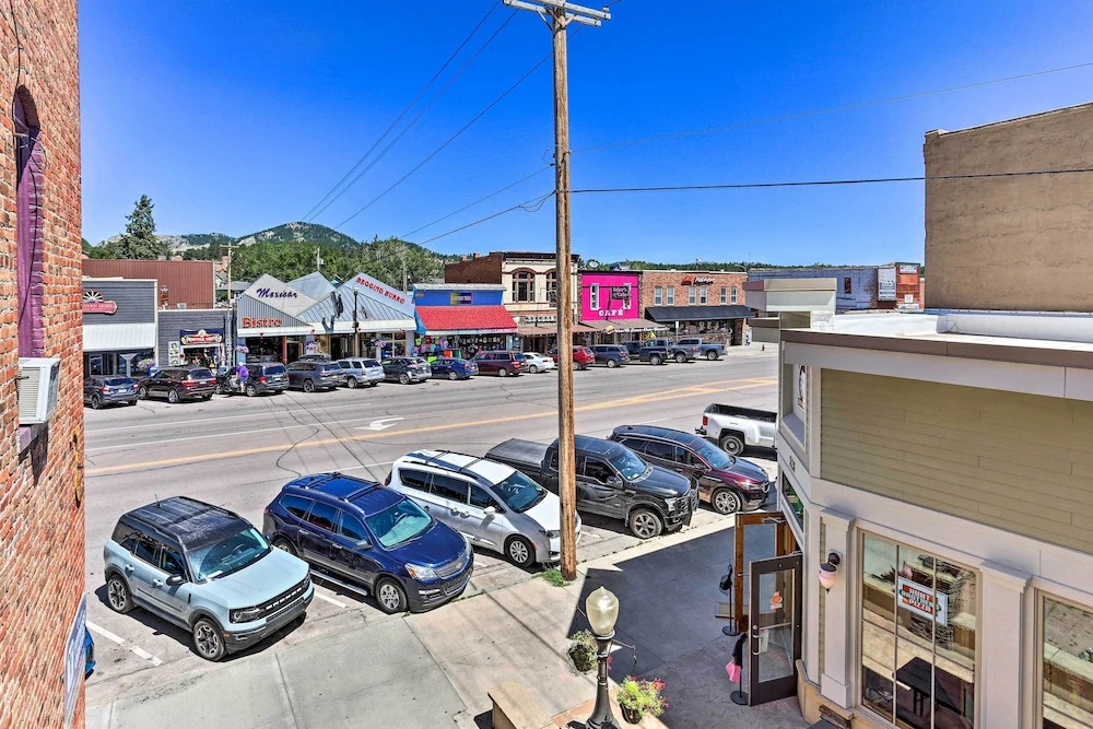 Shop, Hike & Explore! Historic Dtwn Custer Apt