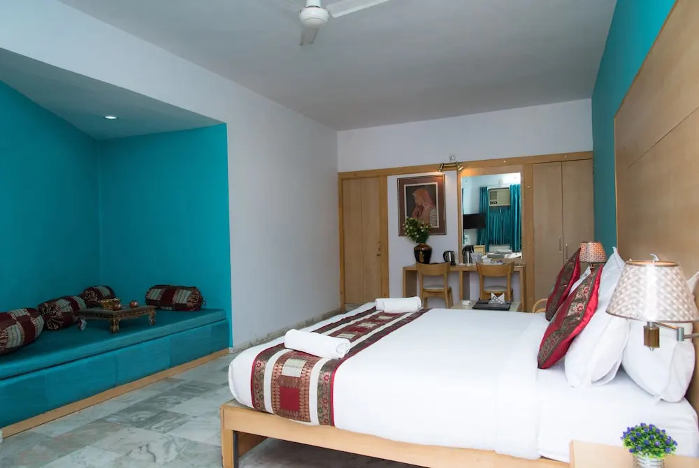 OYO 10323 Hotel Gorbandh