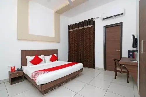 OYO Flagship 15448 Green plaza Sector 10