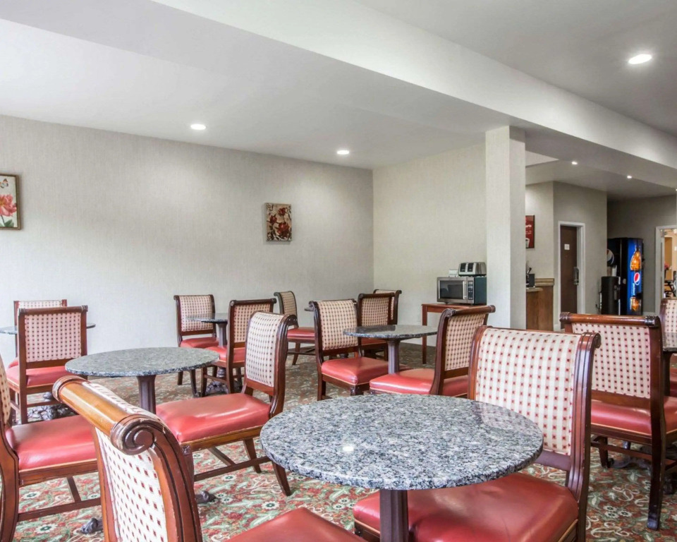 Econo Lodge Lakes Region
