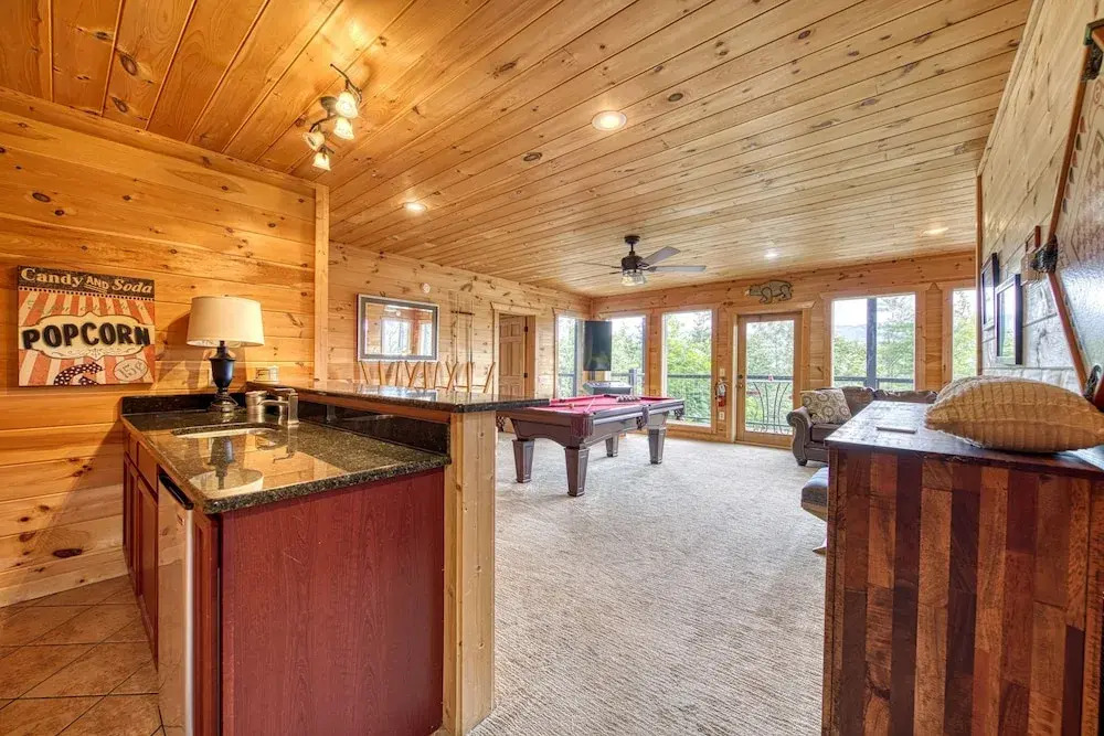 Cabin w Amazing Views Theater Firepit Hot Tub
