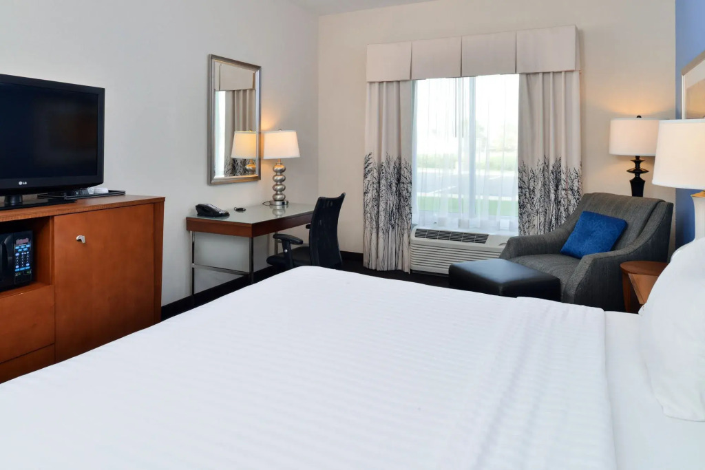 Holiday Inn Express & Suites Terre Haute by IHG