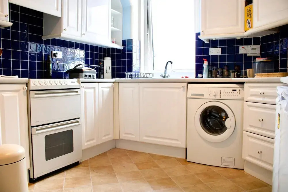 2 Bedroom Flat With Parking In Edinburgh
