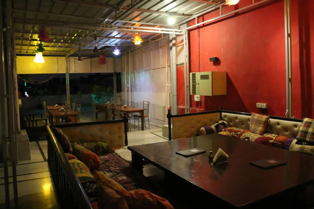 Hotel All Iz Well - Just a min away from New Delhi Railway Station