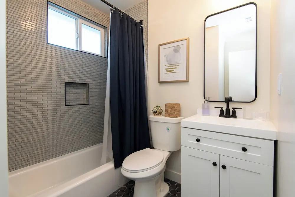 Wonderful 2-BR Apt Near Dodger