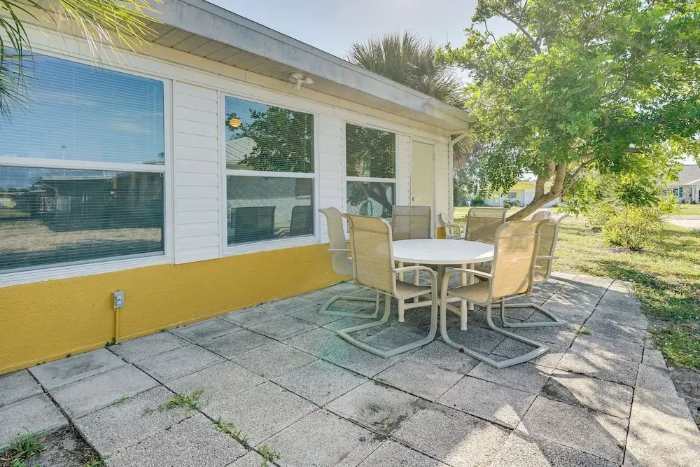 Pet-friendly Englewood Home - 4 Mi to Beach!