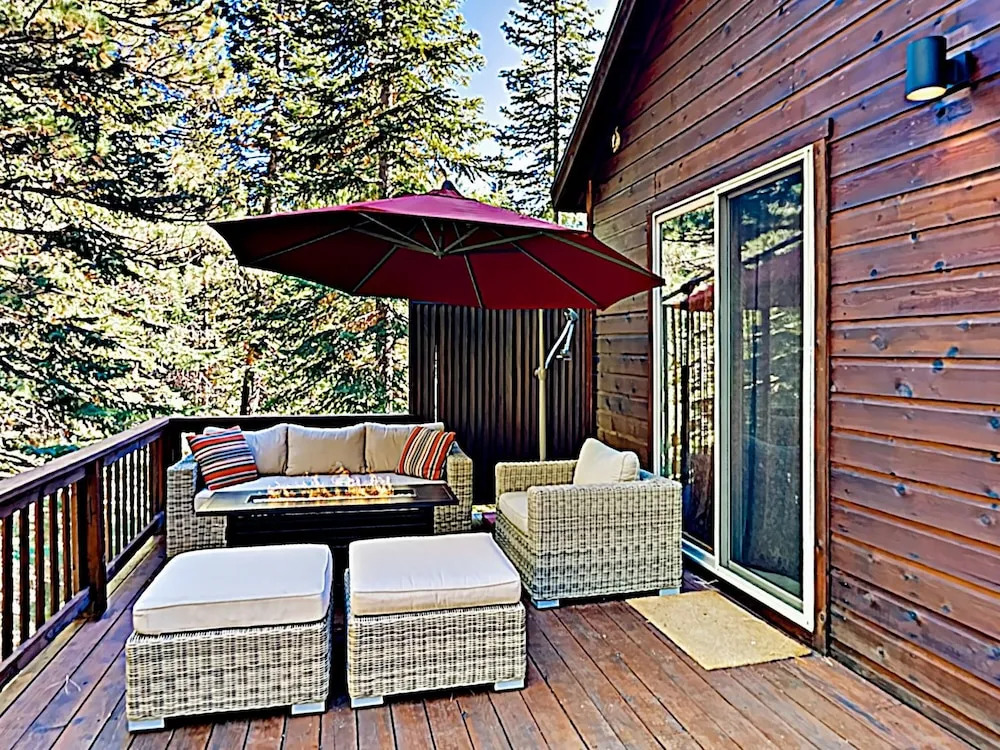 Big 5br W/ 2 Sunny Decks + Rec Center Access 5 Bedroom Home