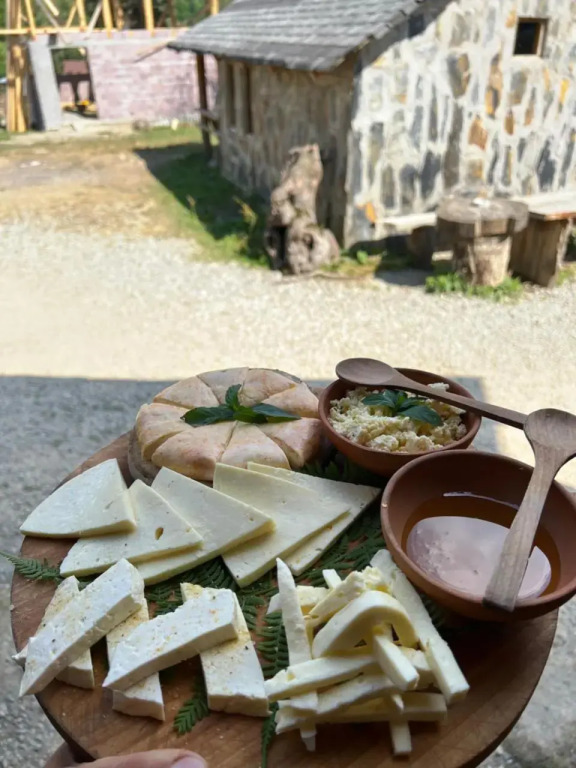 Heshkili huts Svaneti