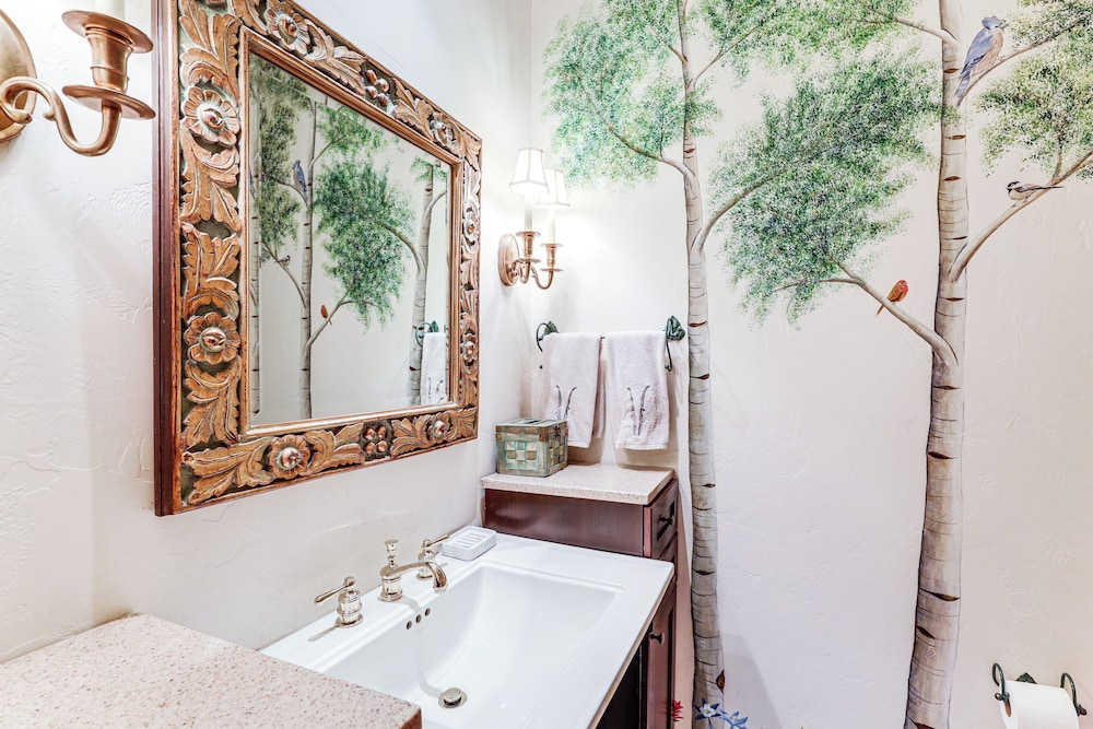 3 Mi to Vail Village: Classic Estate w/ Hot Tub