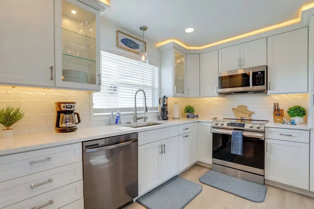 Canal-front Haven: Pool, Dock & Lanai in Palmetto