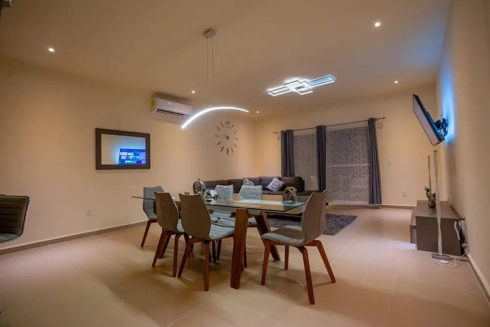 Luxury Apartment With Poll