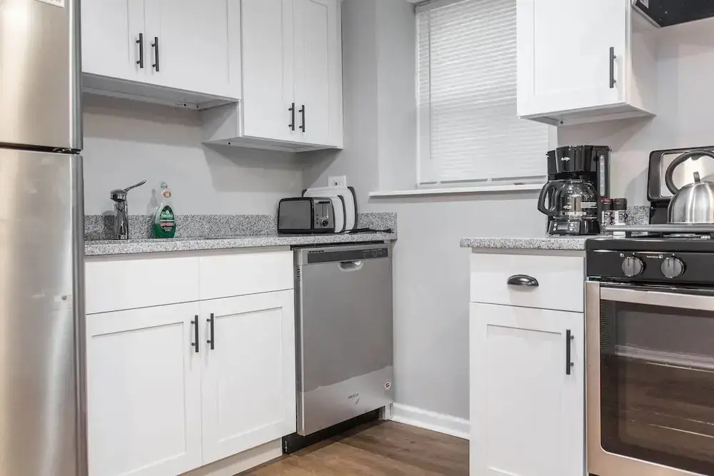Mid Century Gem Comfort, Close to Train 3bd