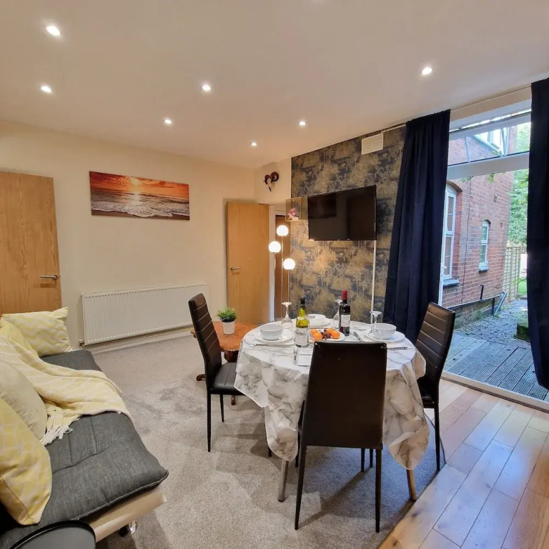 2-Bedroom with Free Parking in Coventry