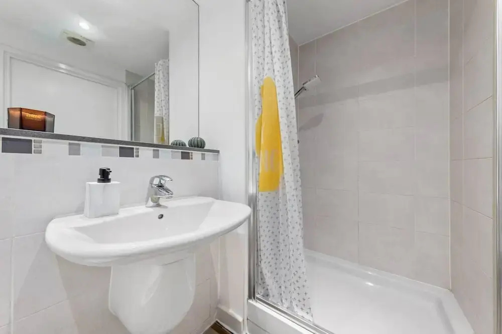 Penthouse 2-bed Apartment in The Heart Of E15