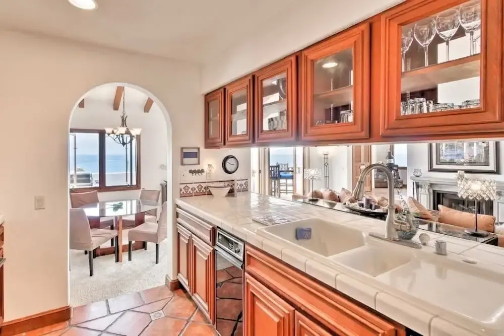 Ocean-view Hamilton Cove Oasis: Pool, Tennis & Gym 2 Bedroom Villa