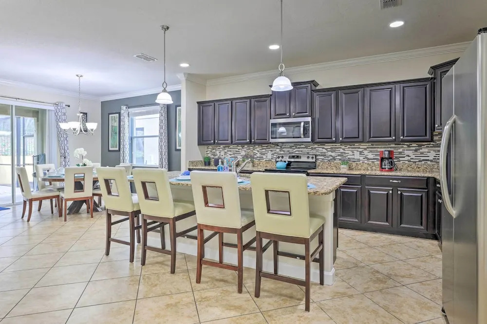 Poolside Oasis in Paradise Palms: 6 Mi to Disney!