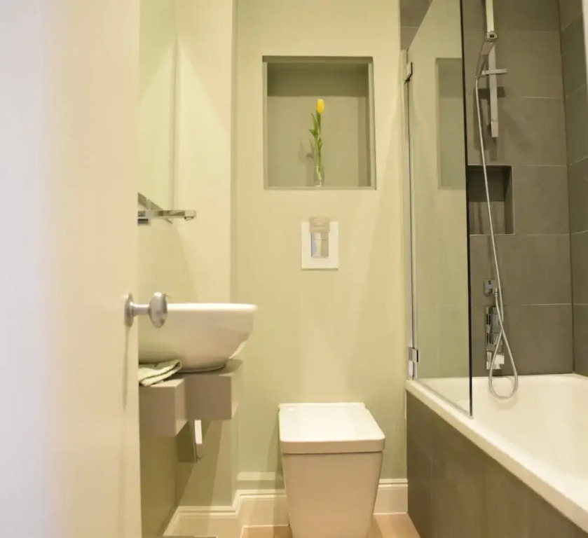Sleek 1 Bedroom Flat Near Royal Oak