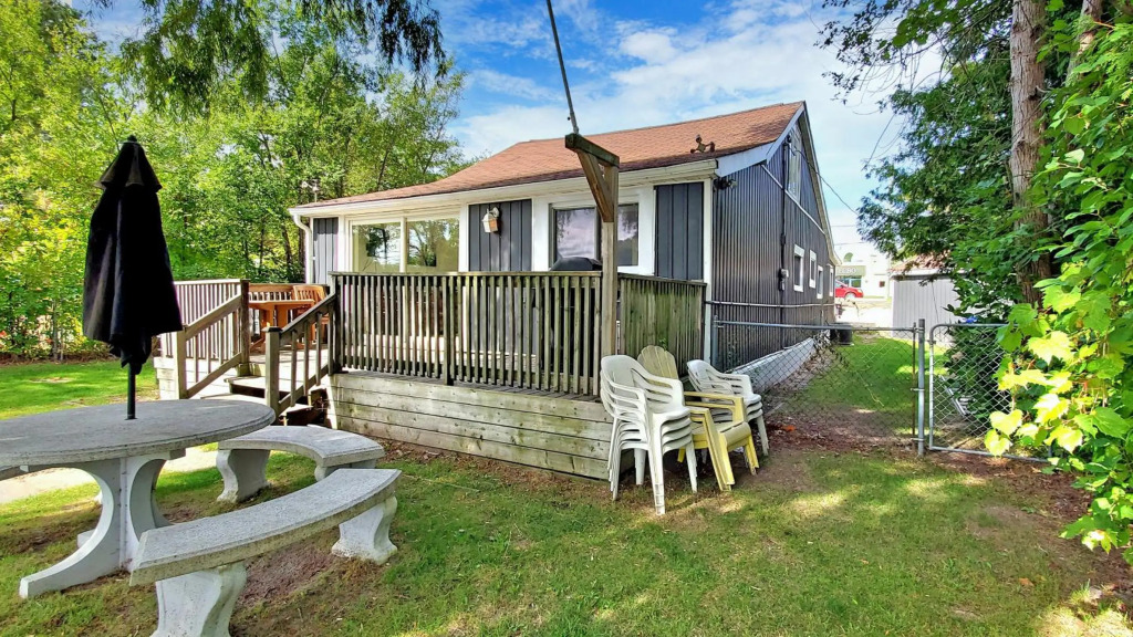 Main Beach River Retreat - Wasaga Beach 1 - Main Strip - 95 Mosley St