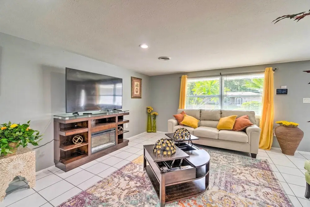 Peaceful Venice Villa w/ Patio - 2 Miles to Beach