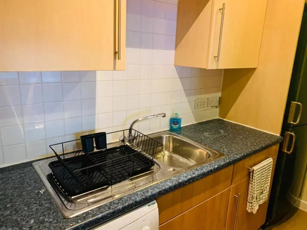 Modern 2 Bed Apartment, Close to Gla Airport & M8