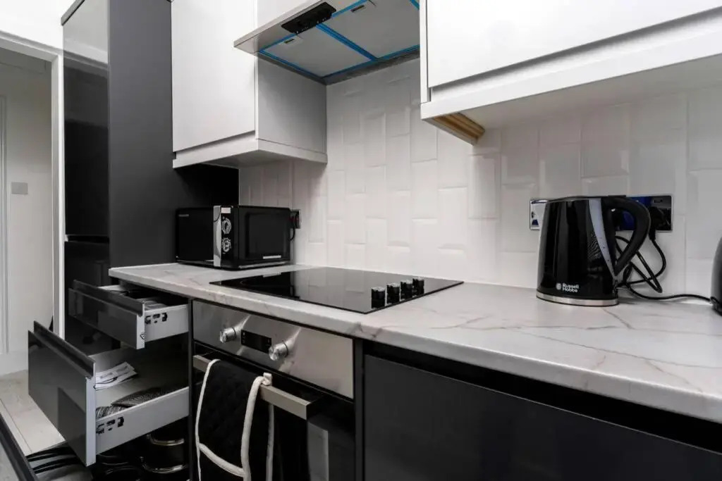 2 Bed Apartment, QE Hospital, Free Parking ,Netflix, Sleeps 4 Comfortable, 1 Double Bed x 2 Single Beds