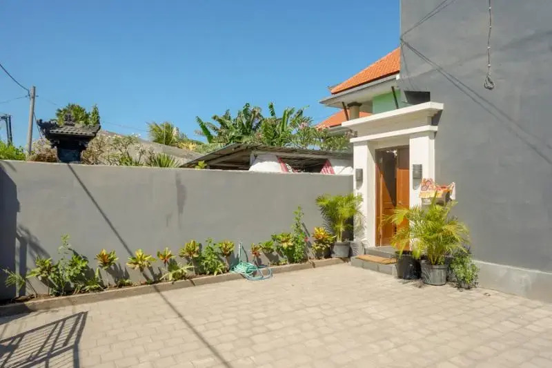 RedDoorz near Mertasari Beach 2