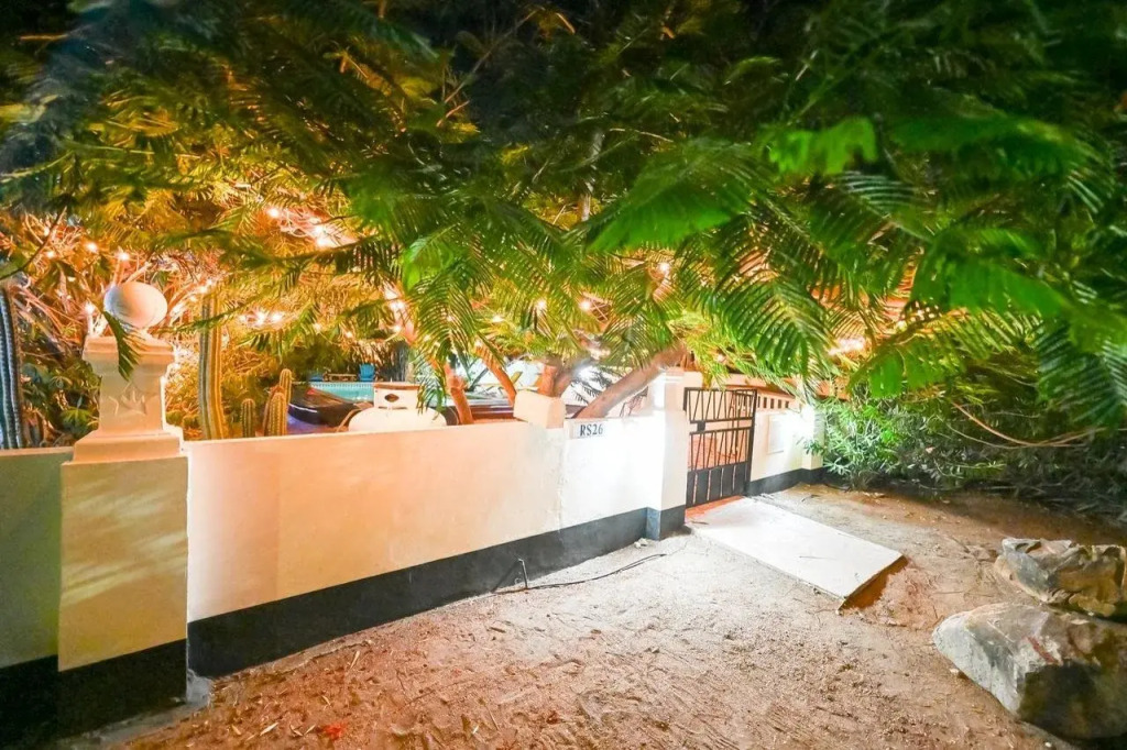 White Beach Apartments Palm Beach