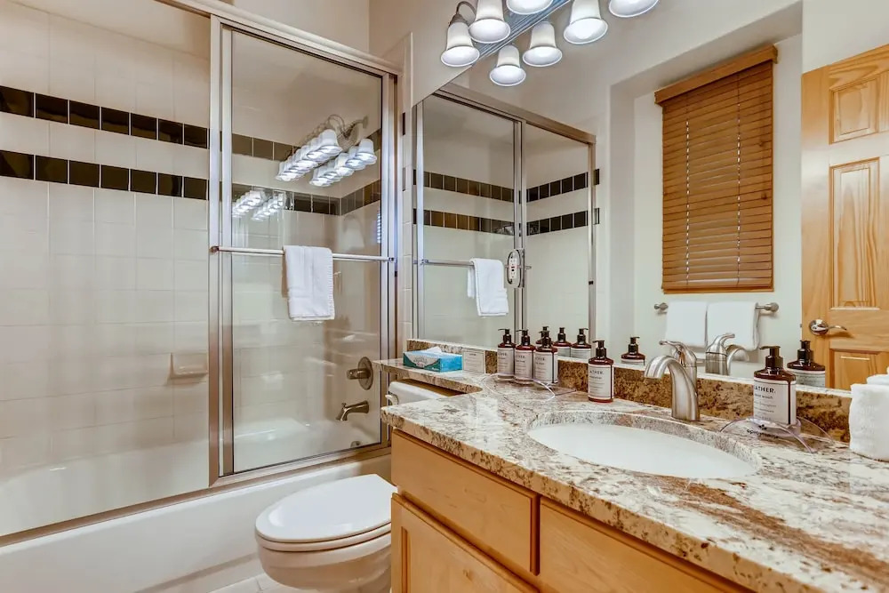 Premiere 2br Townhome - Shuttle To Slopes. Kids Ski Free! 2 Bedroom Condo by RedAwning