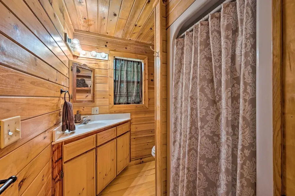 Ideally Located Broken Bow Cabin Private Hot Tub