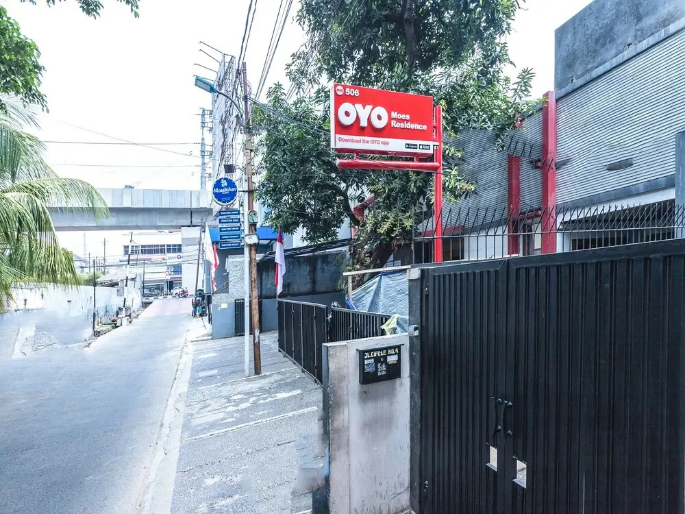 OYO 506 Moes Residence