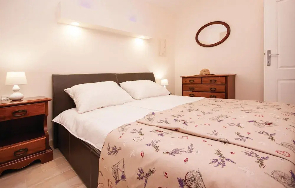 Amazing Home in Brodarica With Wifi and 3 Bedrooms