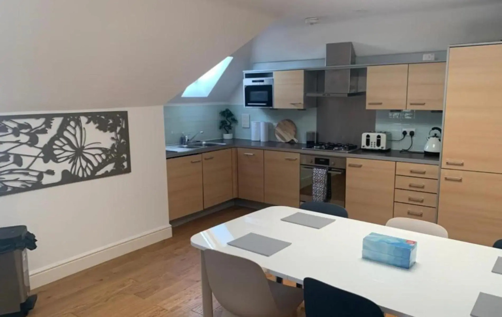 Addlestone - Large Stunning 2 bed room Apartment