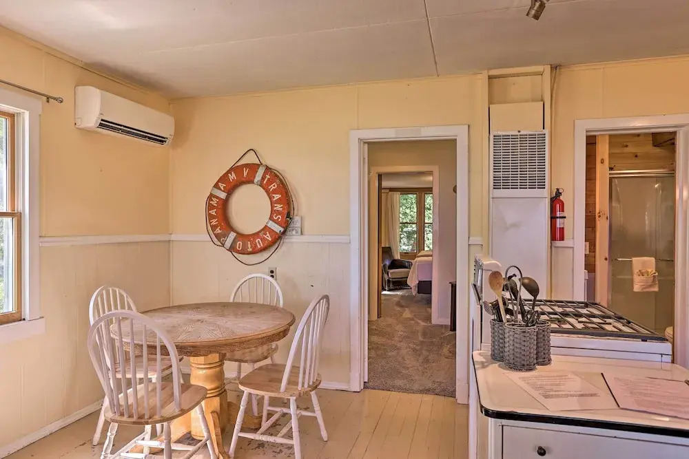 1/2 Mi to Dtwn Suttons Bay! Lakefront Cottage