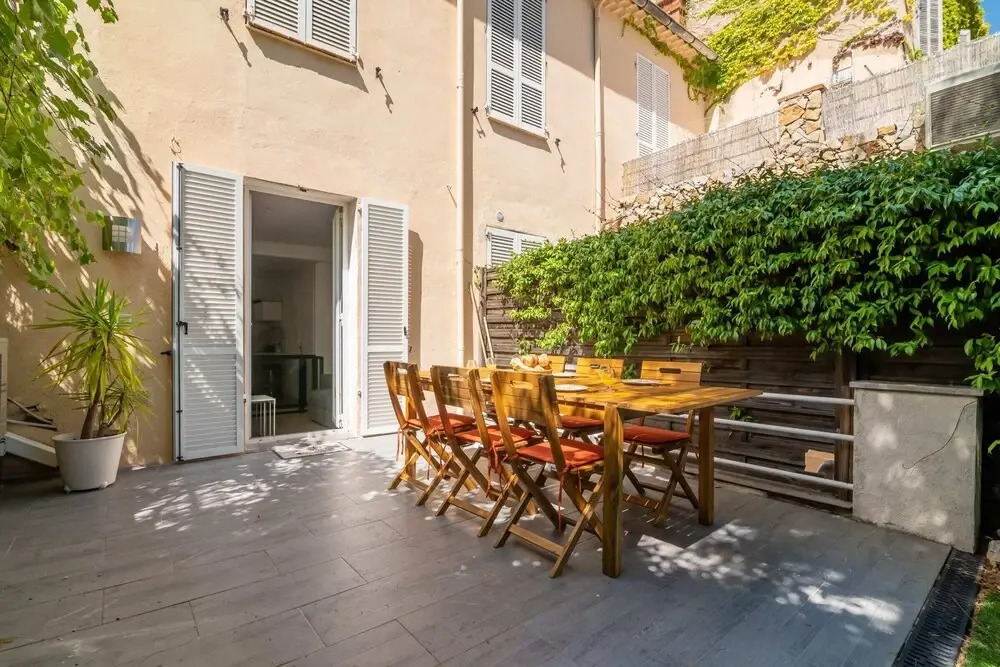 Superb 2BR Central Apt With Private Patio