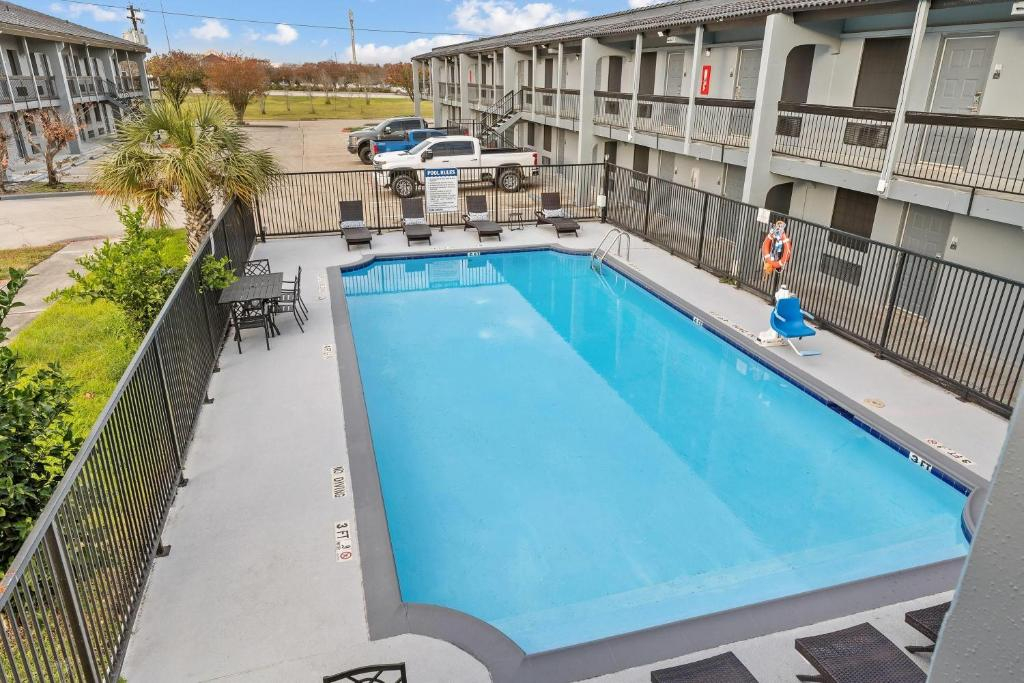 Super 8 by Wyndham Texas City - Galveston Area