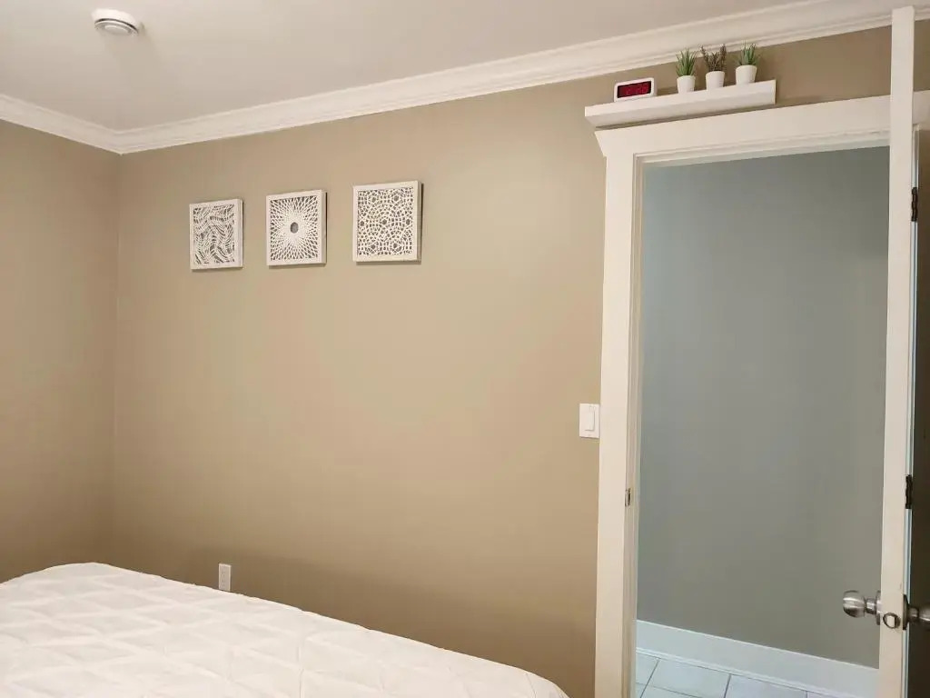 Entire 1BR Suite w King Bed, Private Entrance, Ground Level