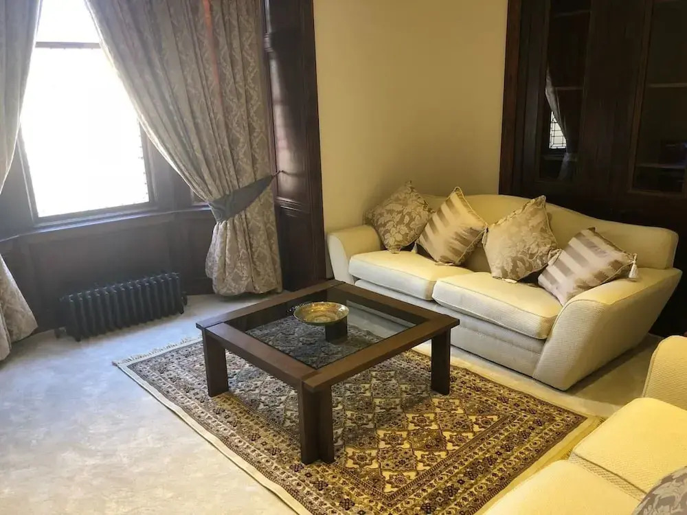Beautiful 4-Bed Villa in Glasgow