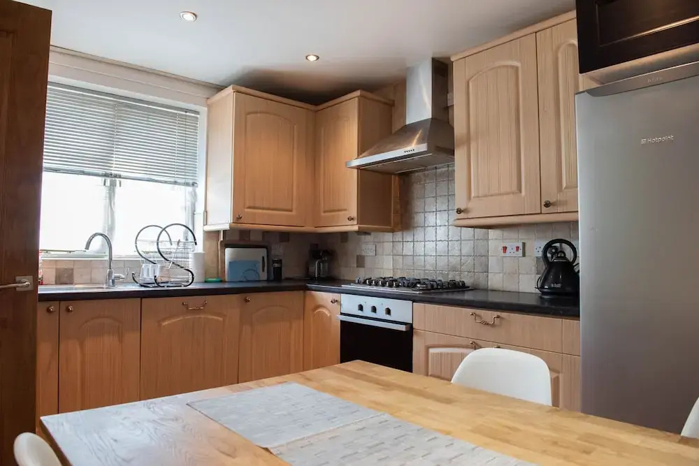 Lovely 4 Bedroom, 3 Storey East London House With Garden