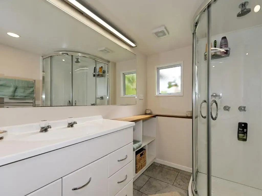 Surfers Sunshine Cottage - Piha Holiday Home