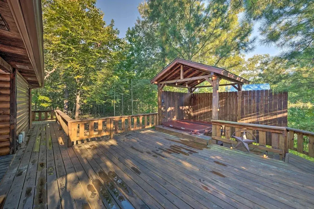 Broken Bow Retreat on 2 Acres w/ Hot Tub & Deck!