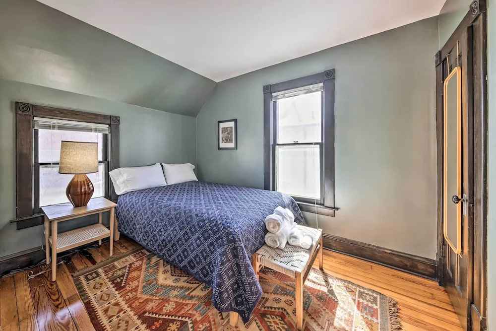 Newly Renovated Home Close to Dtwn Lawrence!