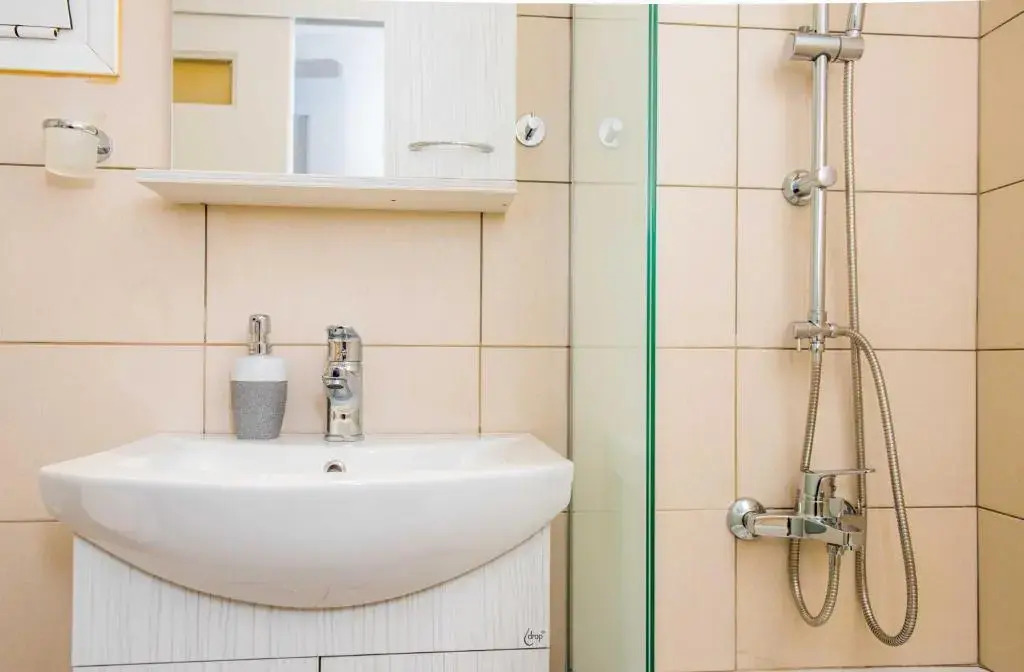 Comfy Central 1 Bedroom Apt with Terrace and View