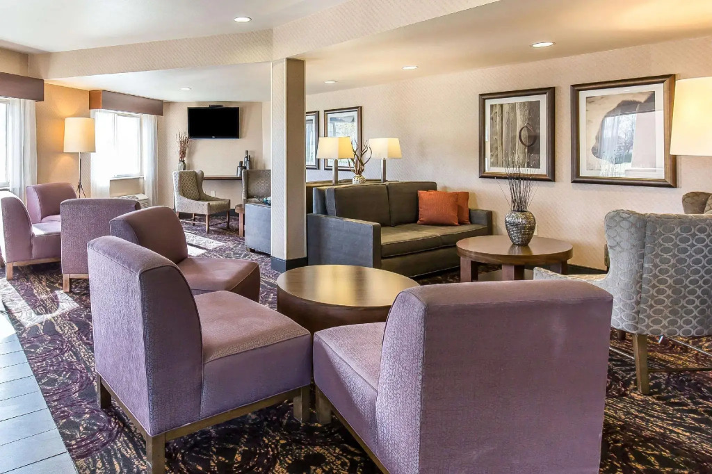 Comfort Inn & Suites Market - Airport