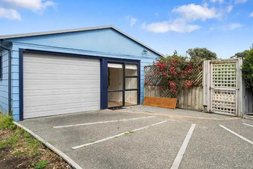 The Wee Blue Bach - Waikanae Beach Holiday Home