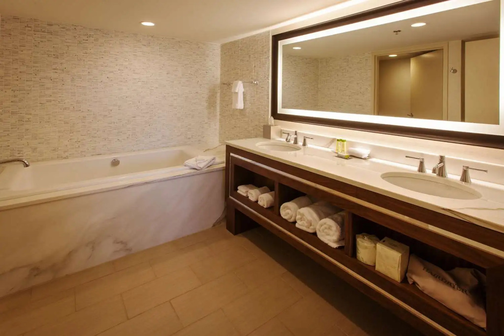 DoubleTree by Hilton Pittsburgh-Green Tree