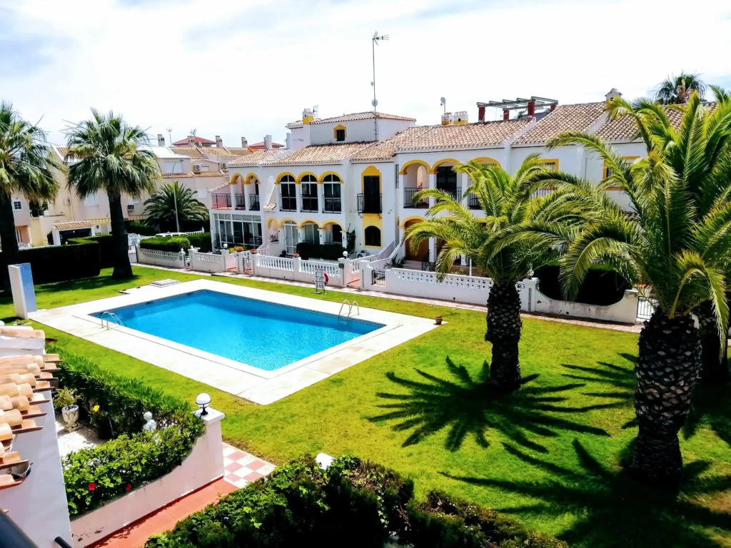 Bungalow con vistas a la piscina