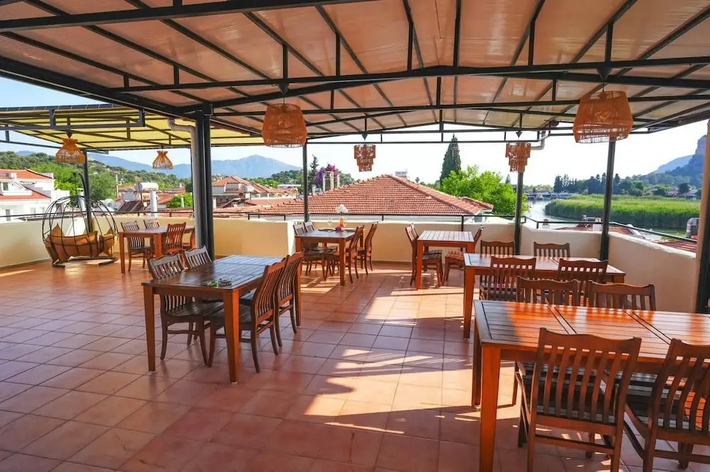 Dalyando Hotel