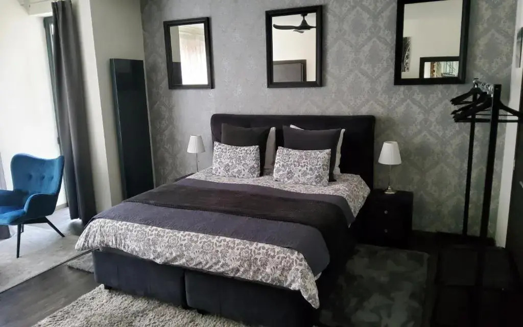 Chambre deluxe au 2ème étage, chambre double au 4ème étage