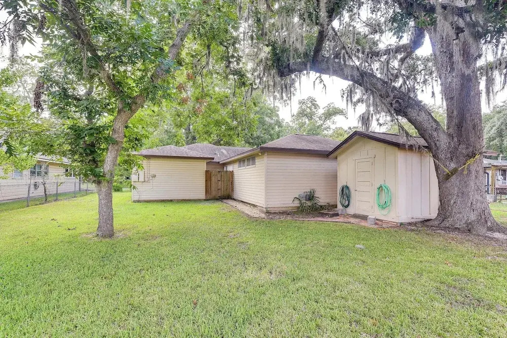 Lake Jackson Home w/ Yard, 14 Mi to Beaches!